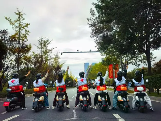 涌动的运动, 运动员处置